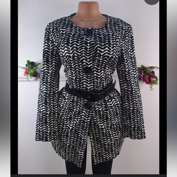 East 5th woman’s black and white patterned, belted, coat dress, button closure - Picture 13 of 13